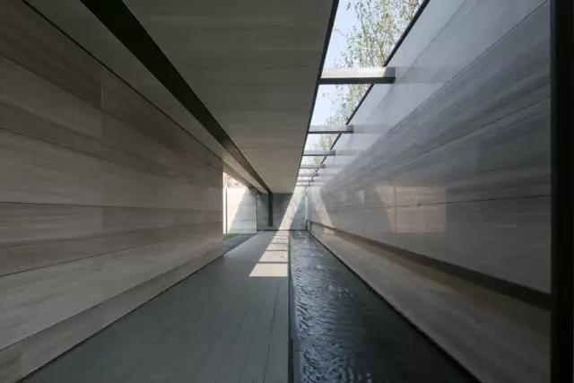 精练而不失内在，素雅而不失趣味