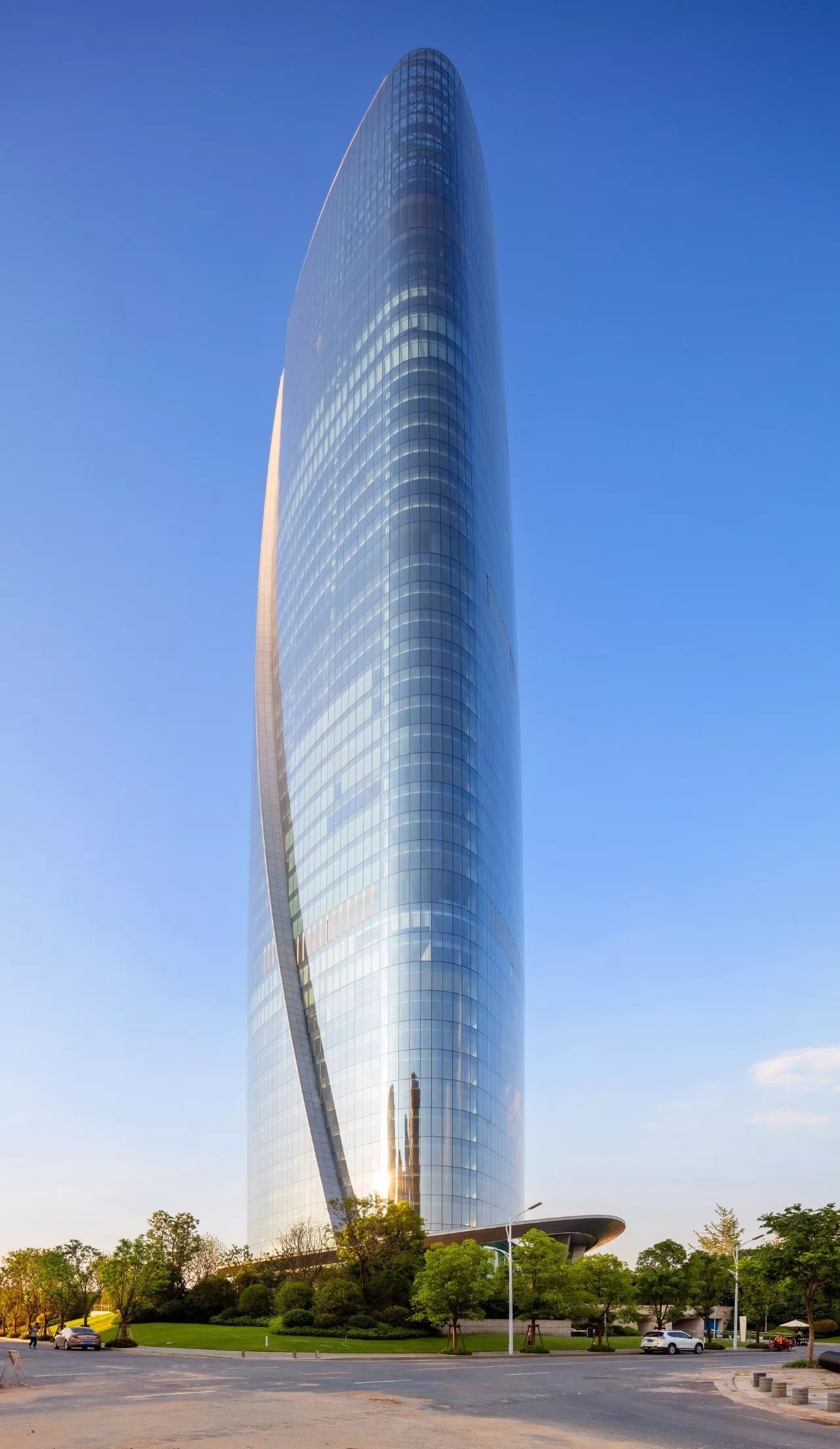 南昌新力中心塔楼直接落地，无裙房