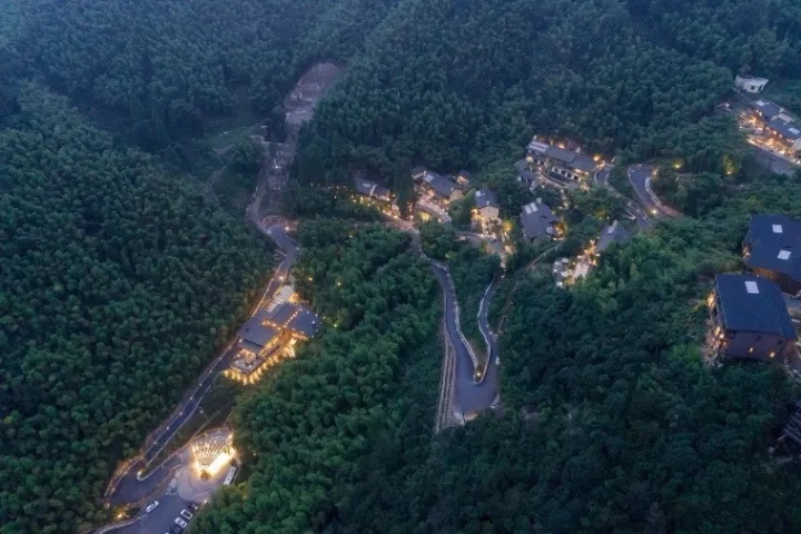 裸心堡接纳了轻质结构、切合山地的吊脚楼结构