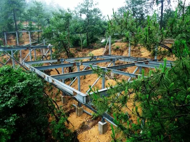 裸心堡接纳了轻质结构、切合山地的吊脚楼结构