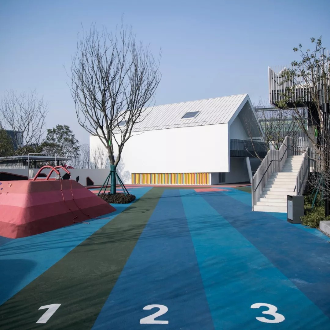 修建的清洁与活动园地的多彩相得益彰