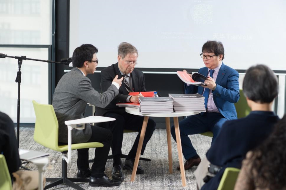 哈佛布斯克茨教授、、杨丁亮先生与AGGAME集团总修建师黄向明现场书籍签发